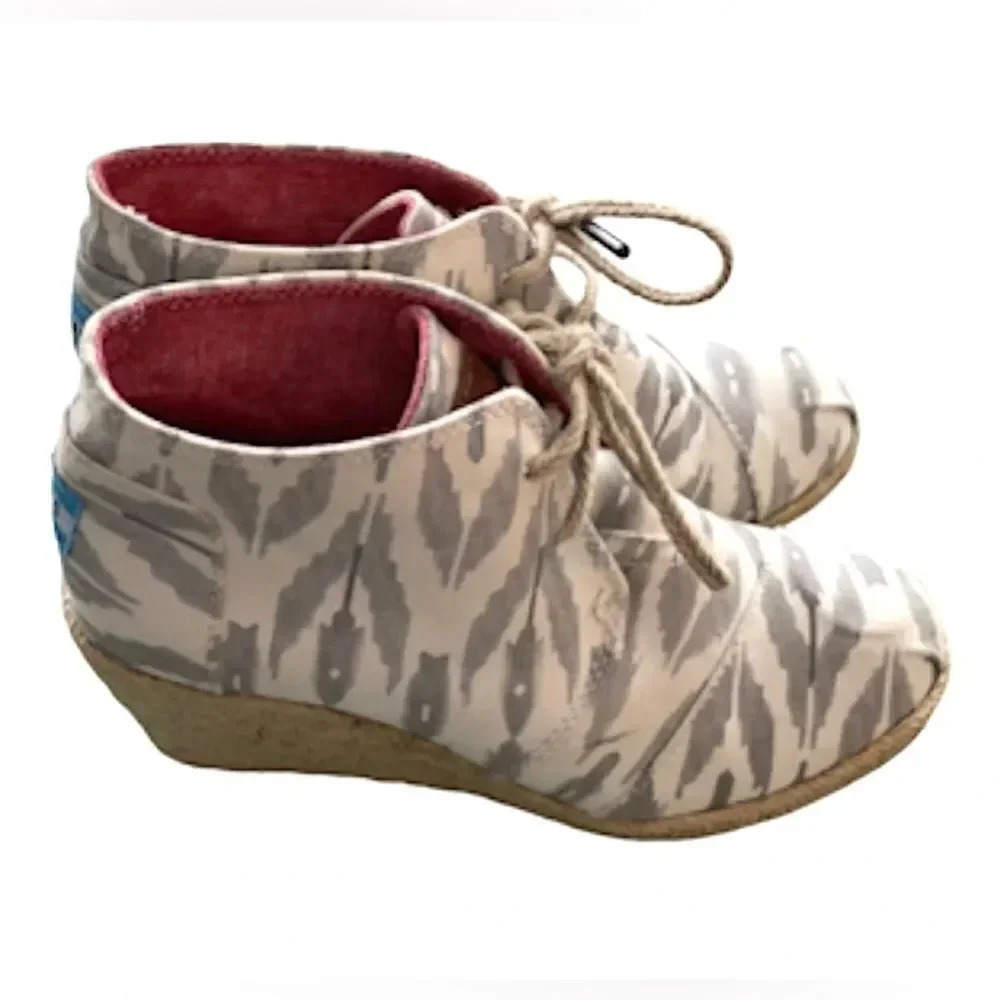 Toms canvas wedges Ankle boots Tie closure Cream & gray pattern women’s size 5.5